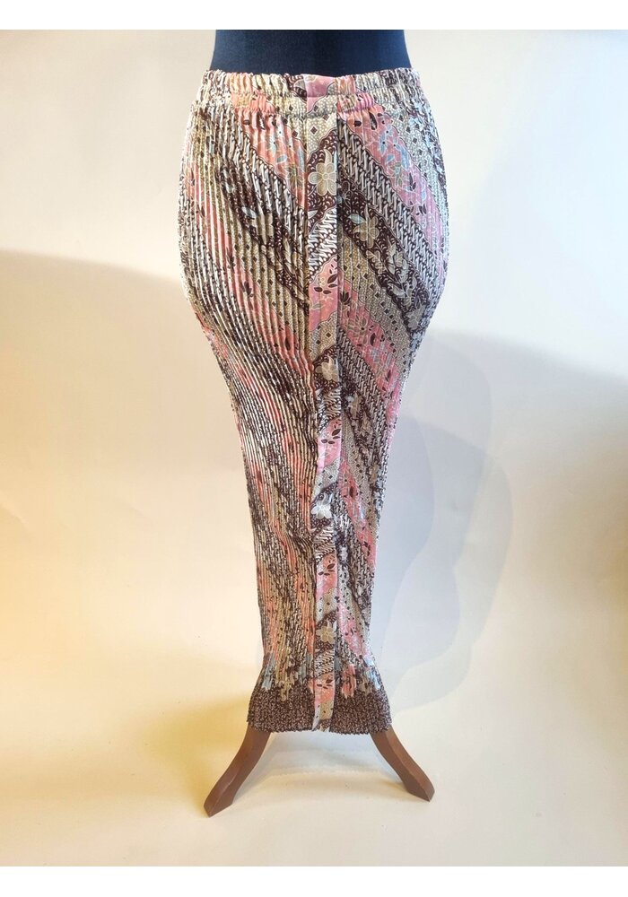 Kebaya glamour beige met bijpassende rok plissé