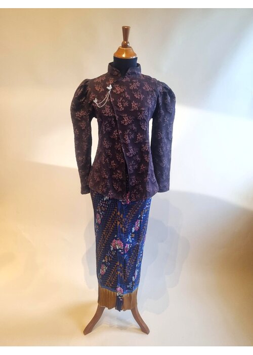 Kebaya janggan bruin met bijpassende rok plissé