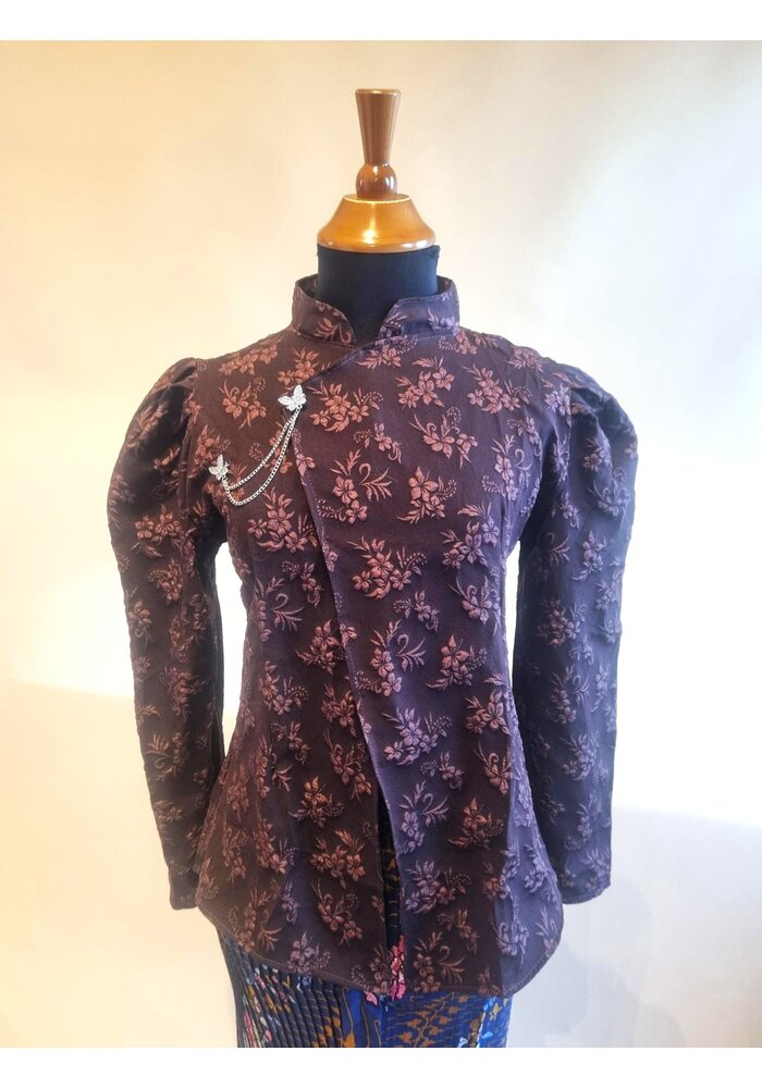 Kebaya janggan bruin met bijpassende rok plissé