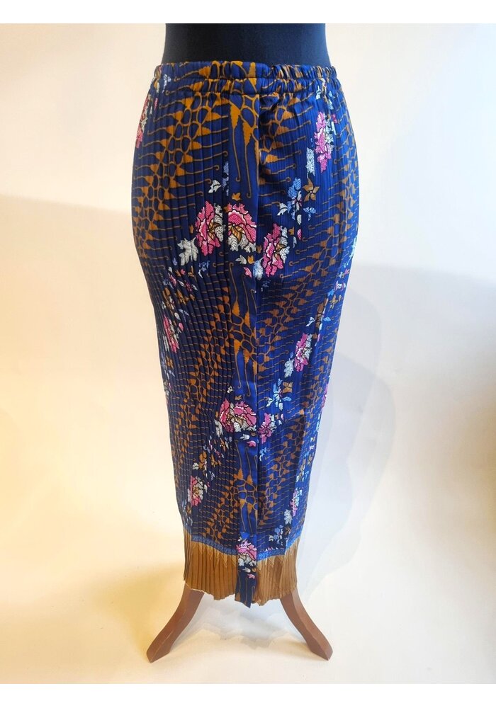 Kebaya janggan bruin met bijpassende rok plissé