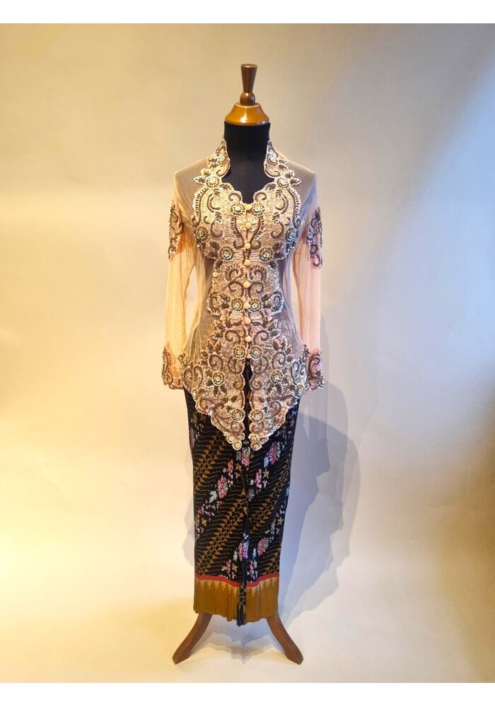 Kebaya glamour peach met bijpassende rok plissé