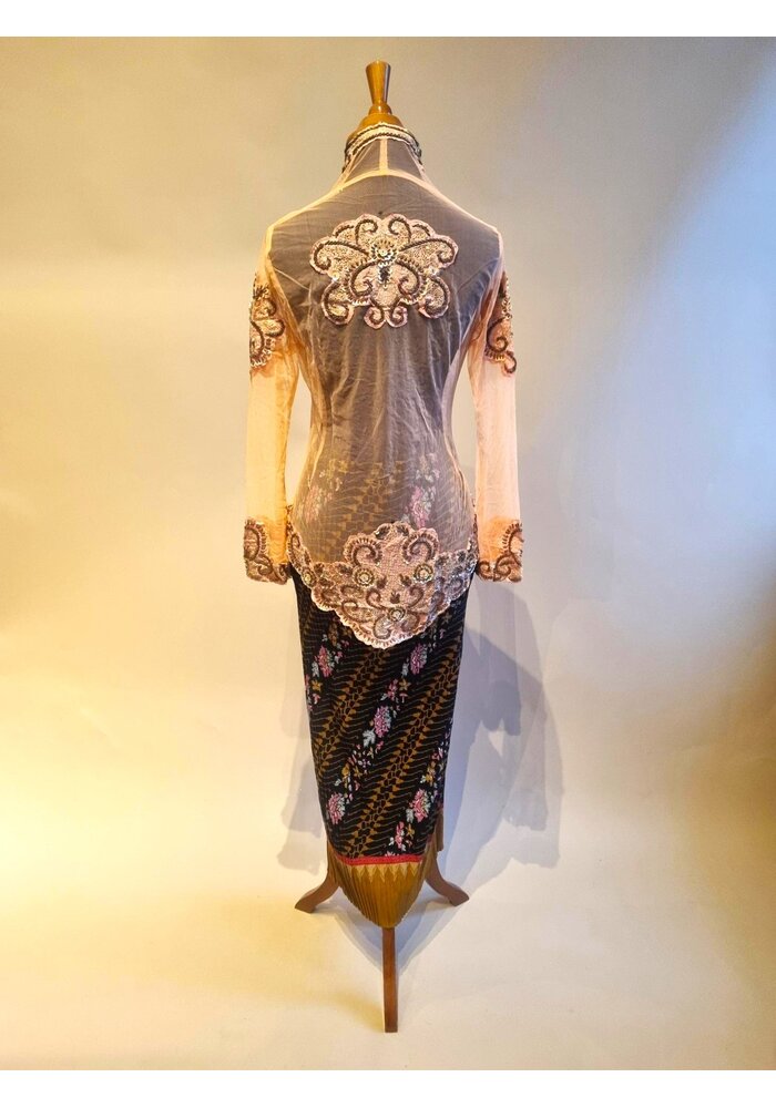 Kebaya glamour peach met bijpassende rok plissé