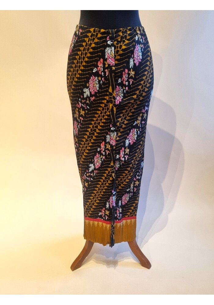 Kebaya glamour peach met bijpassende rok plissé