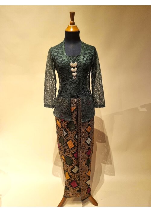 Kebaya klassiek dennen groen met bijpassende sarong  songket