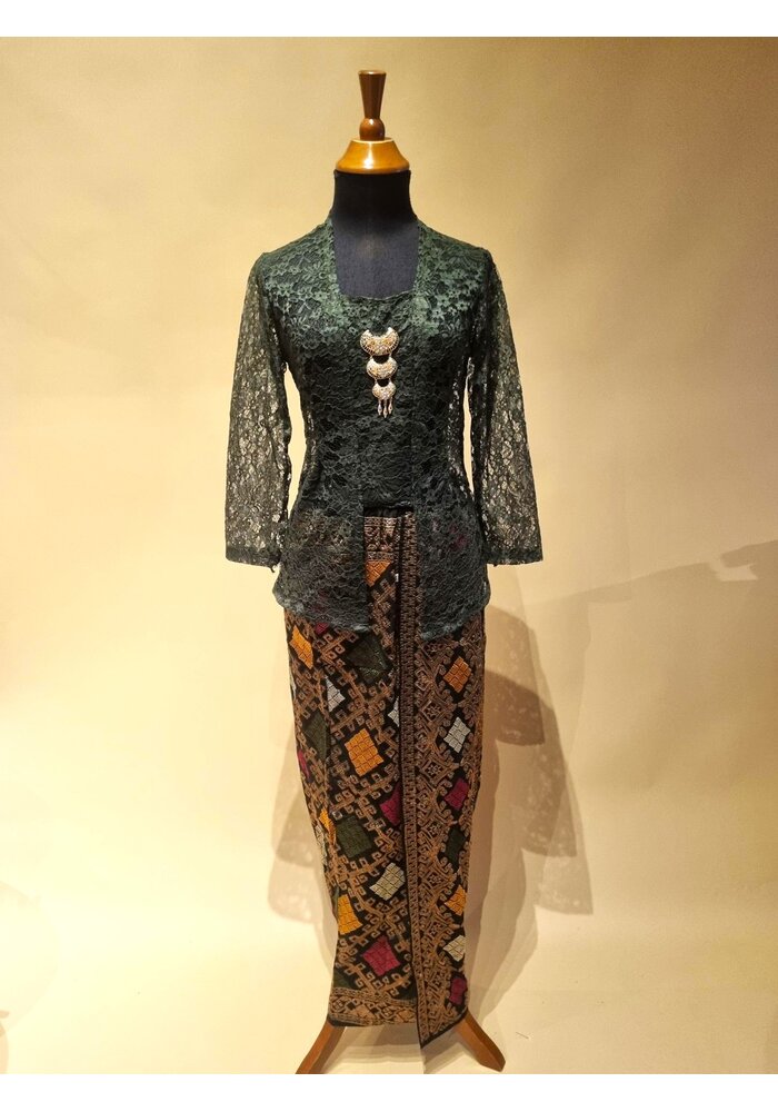 Kebaya klassiek dennen groen met bijpassende sarong  songket