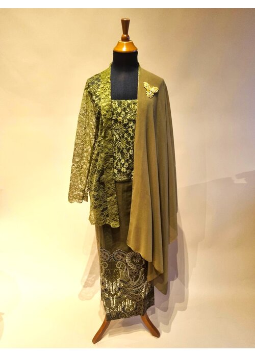 Kebaya olijfgroen met bijpassende sarong en selendang