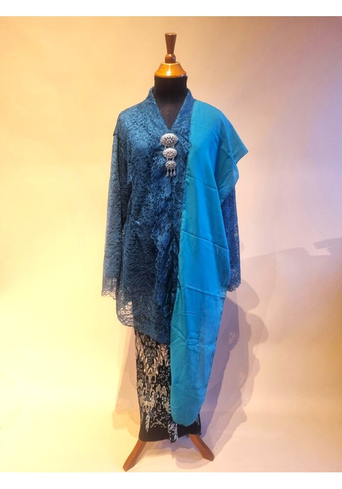 Kebaya petrol met bijpassende rok plissé en selendang