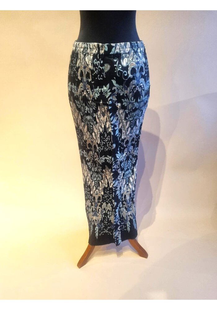 Kebaya petrol met bijpassende rok plissé en selendang