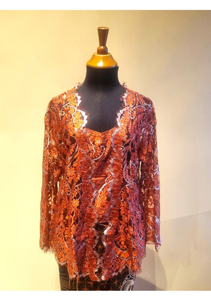 Kebaya oranje terracotta met bijpassende sarong en selendang