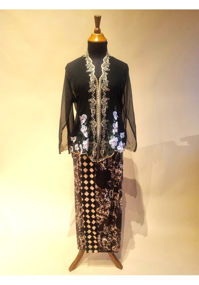 Kebaya cape zwart geborduurd met bijpassende sarong