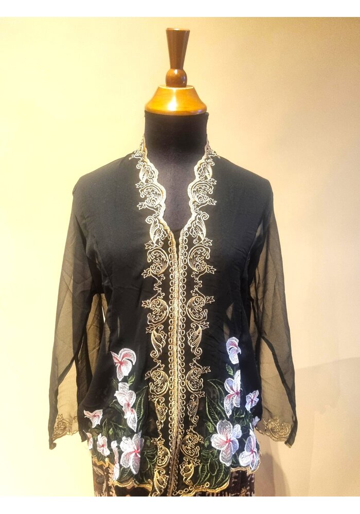 Kebaya cape zwart geborduurd met bijpassende sarong