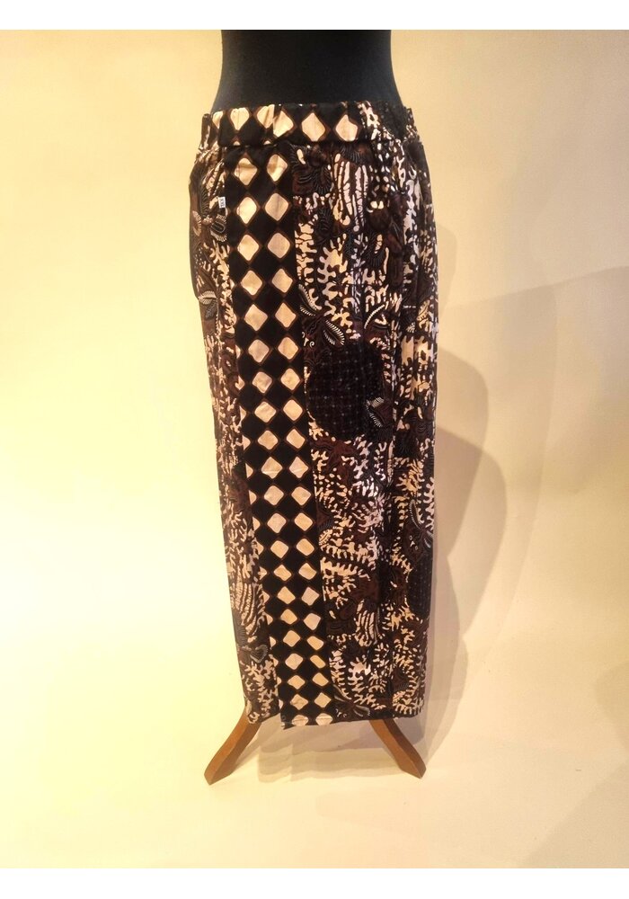 Kebaya cape zwart geborduurd met bijpassende sarong