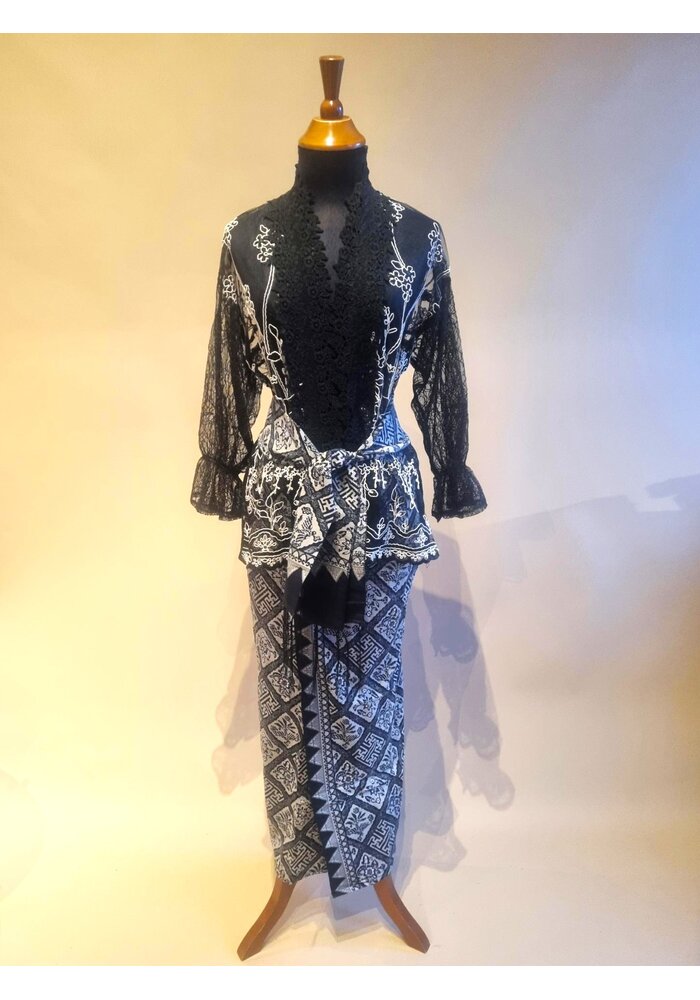 Outer zwart met bijpassende sarong en selendang batik