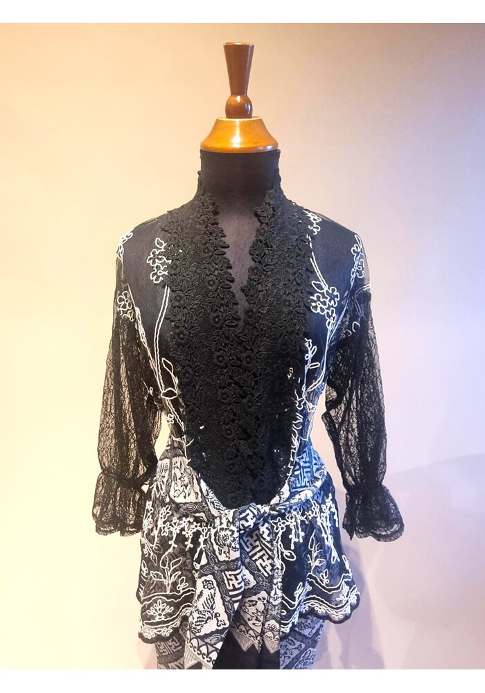 Outer zwart met bijpassende sarong en selendang batik