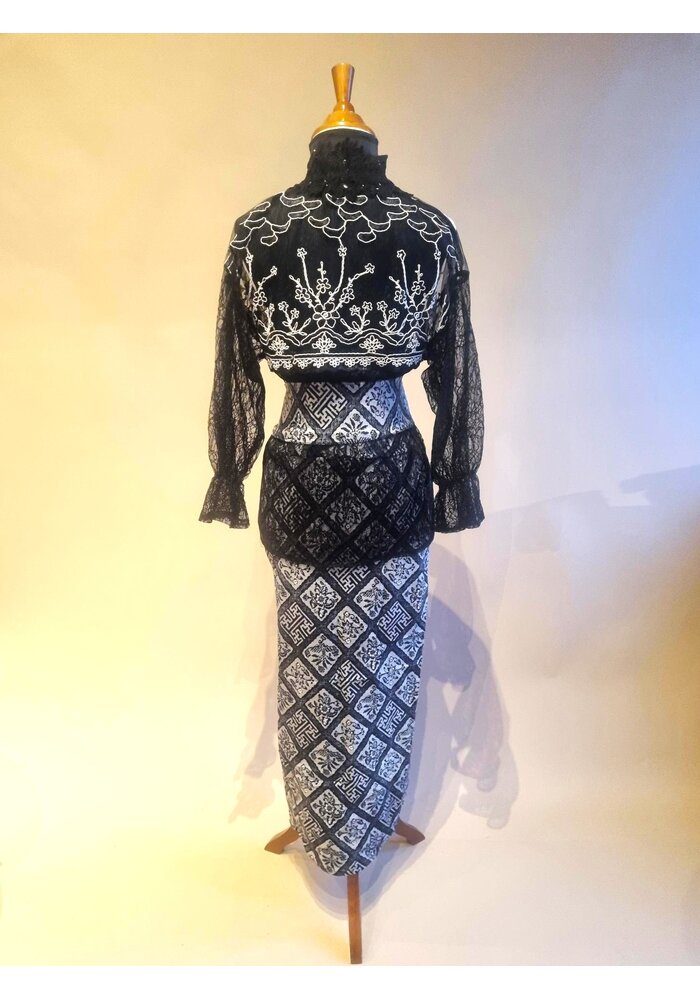 Outer zwart met bijpassende sarong en selendang batik