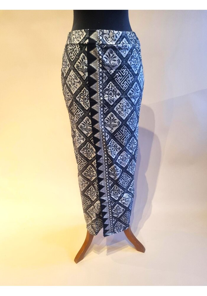 Outer zwart met bijpassende sarong en selendang batik