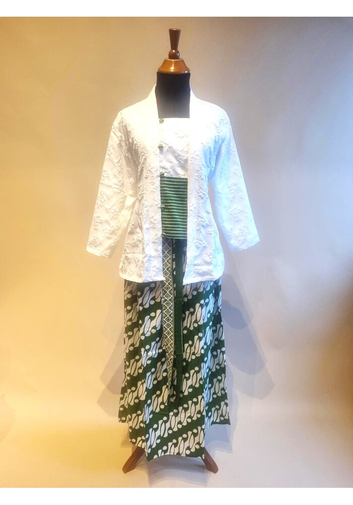 Kebaya klassiek wit met bijpassende sarong parang