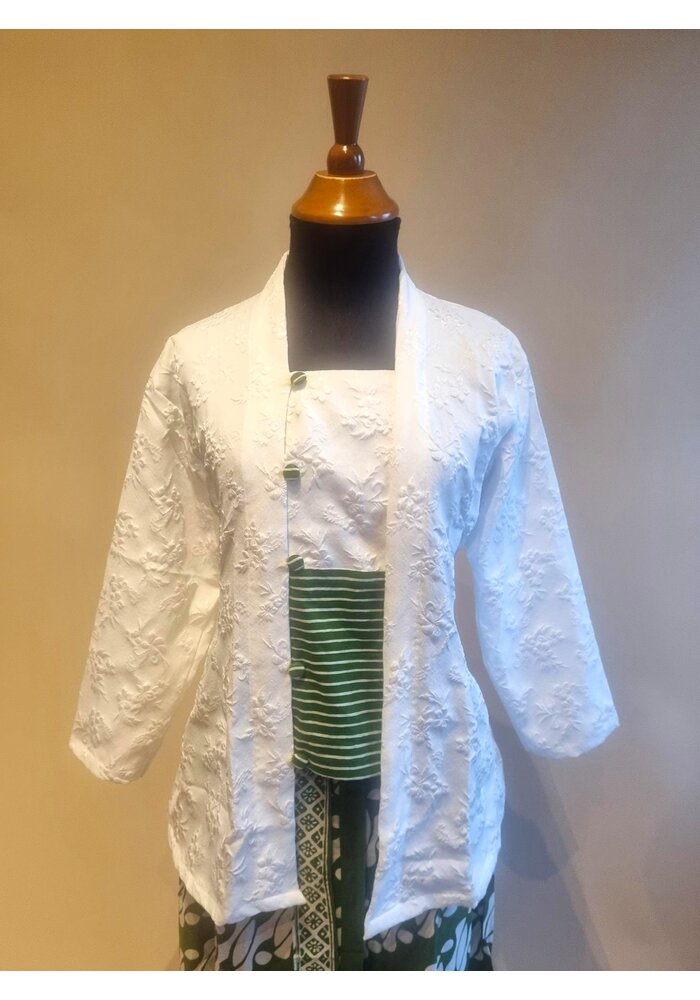 Kebaya klassiek wit met bijpassende sarong parang