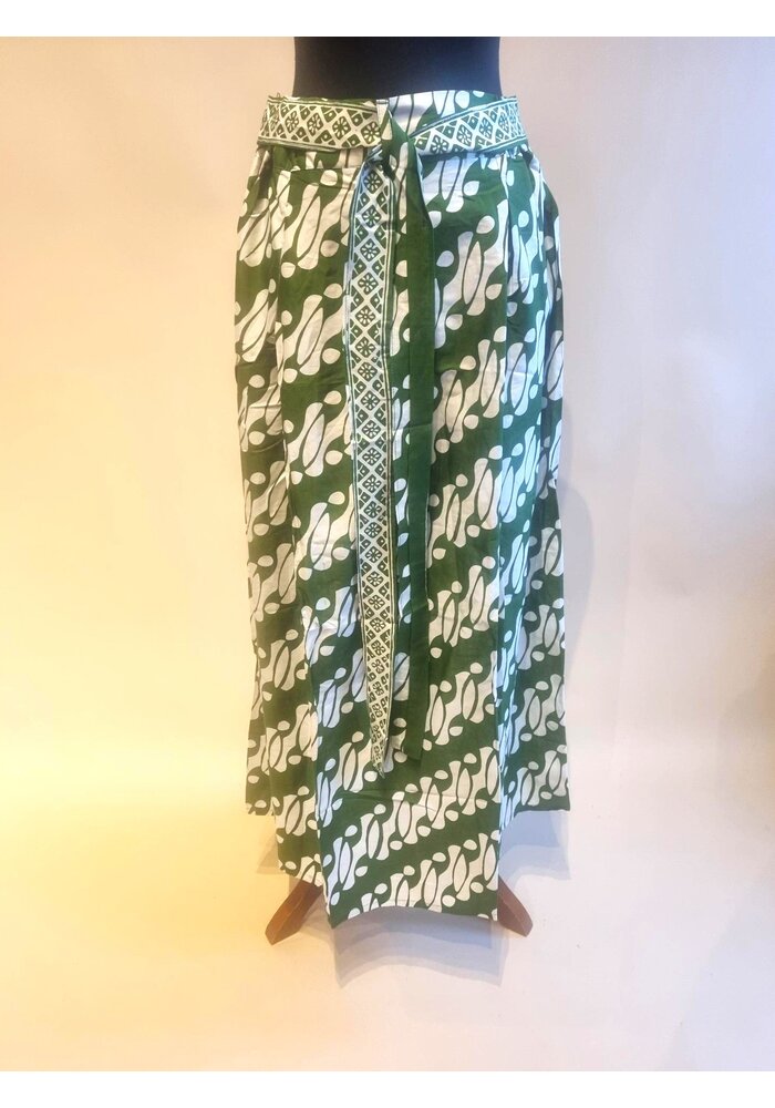 Kebaya klassiek wit met bijpassende sarong parang