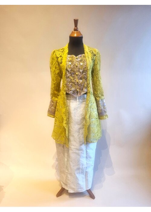 Kebaya elegant mosterd met bijpassende sarong songket