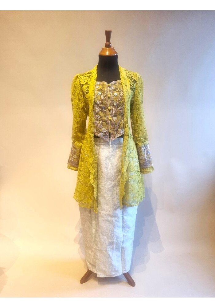 Kebaya elegant mosterd met bijpassende sarong songket