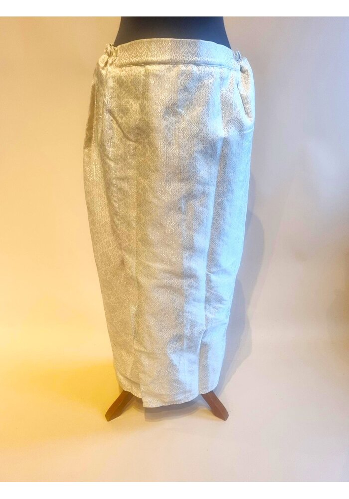 Kebaya elegant mosterd met bijpassende sarong songket