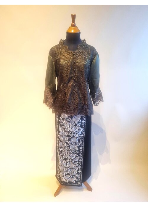 Kebaya modern dennen groen met bijpassende wikkel sarong