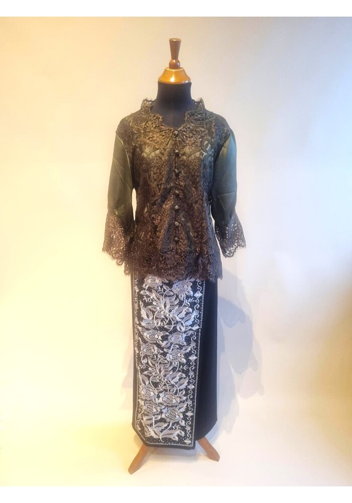 Kebaya modern dennen groen met bijpassende wikkel sarong