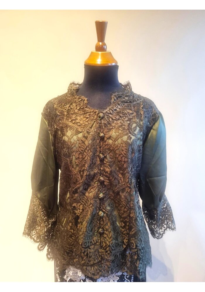 Kebaya modern dennen groen met bijpassende wikkel sarong