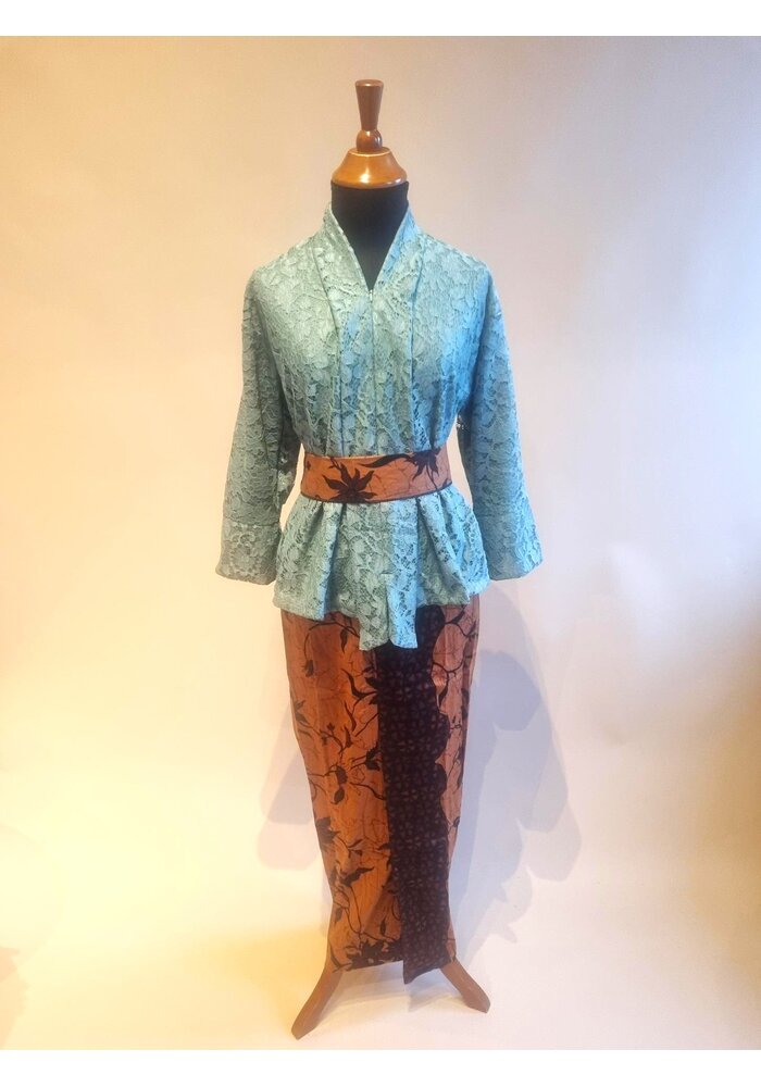 Kebaya Kartini turquoise met bijpassende sarong batik en riem