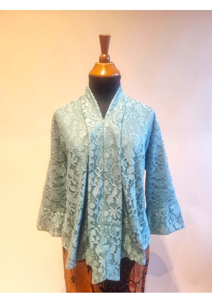 Kebaya Kartini turquoise met bijpassende sarong batik en riem