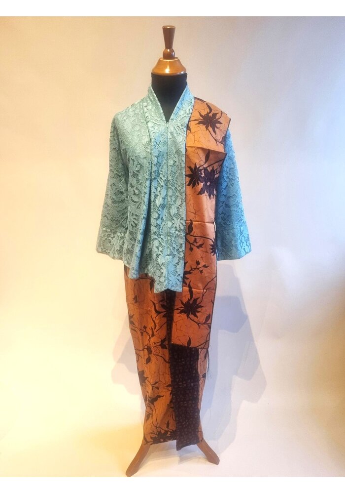 Kebaya Kartini turquoise met bijpassende sarong batik en riem