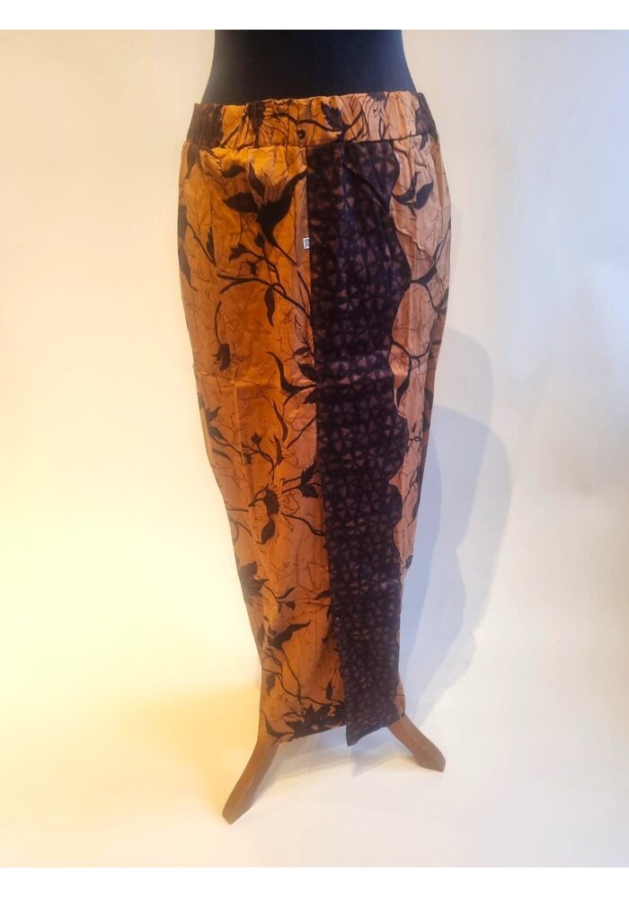 Kebaya Kartini turquoise met bijpassende sarong batik en riem