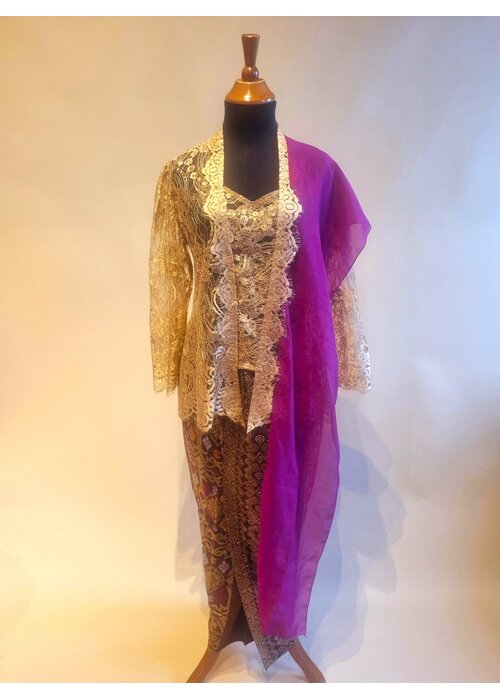 Kebaya beige met bijpassende sarong en selendang