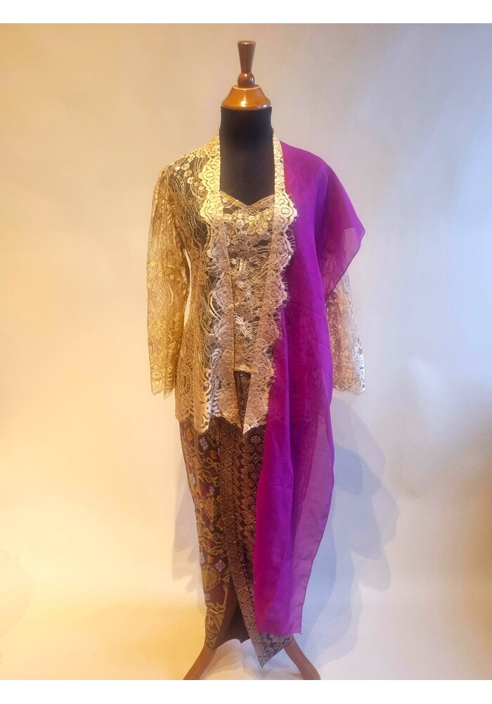 Kebaya beige met bijpassende sarong en selendang