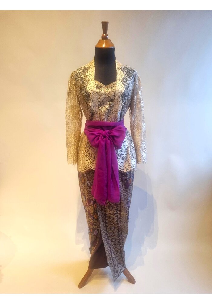 Kebaya beige met bijpassende sarong en selendang