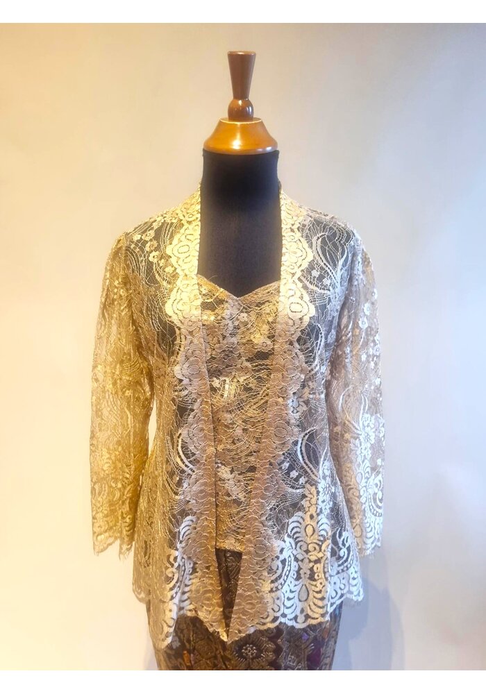 Kebaya beige met bijpassende sarong en selendang