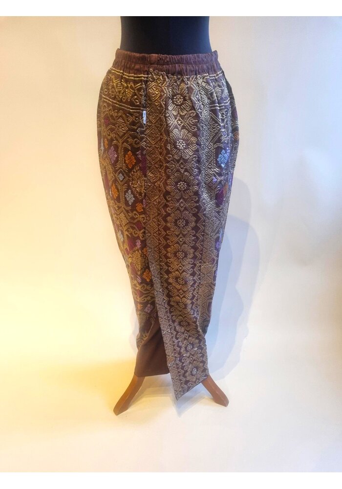 Kebaya beige met bijpassende sarong en selendang