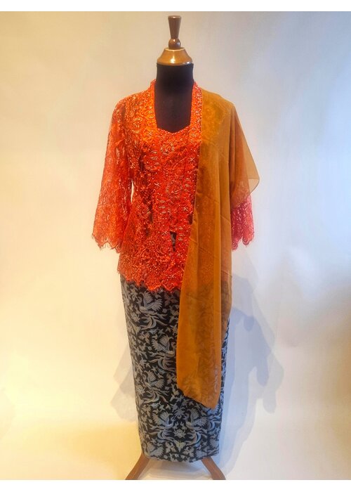 Kebaya oranje 3/4 mouw met bijpassende sarong en selendang