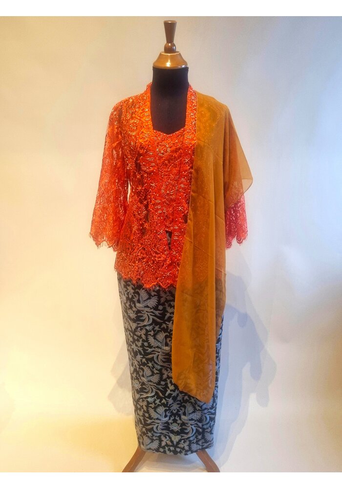 Kebaya oranje 3/4 mouw met bijpassende sarong en selendang