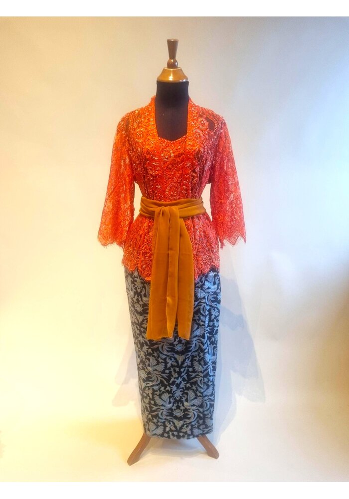 Kebaya oranje 3/4 mouw met bijpassende sarong en selendang