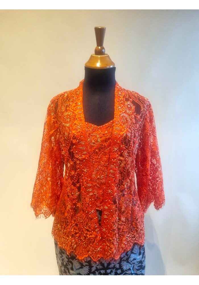 Kebaya oranje 3/4 mouw met bijpassende sarong en selendang