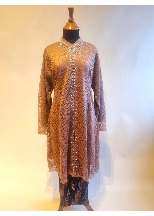 Kebaya modern mocca met bijpassende rok plisse