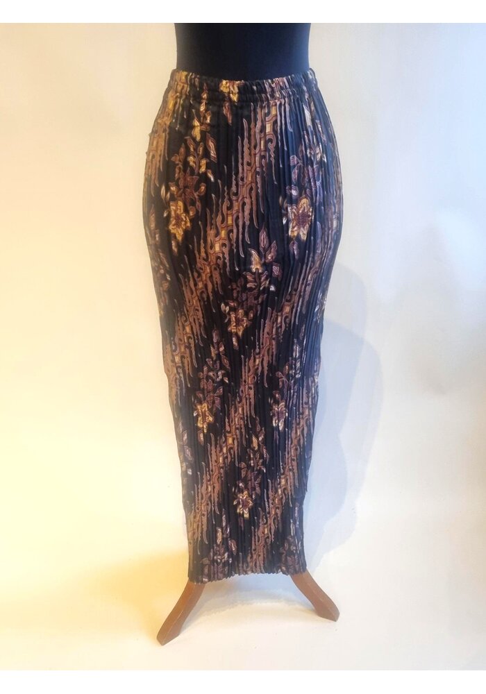 Kebaya modern mocca met bijpassende rok plisse