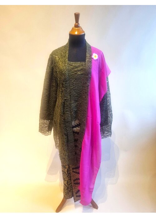 Kebaya bosgroen met bijpassende sarong en selendang