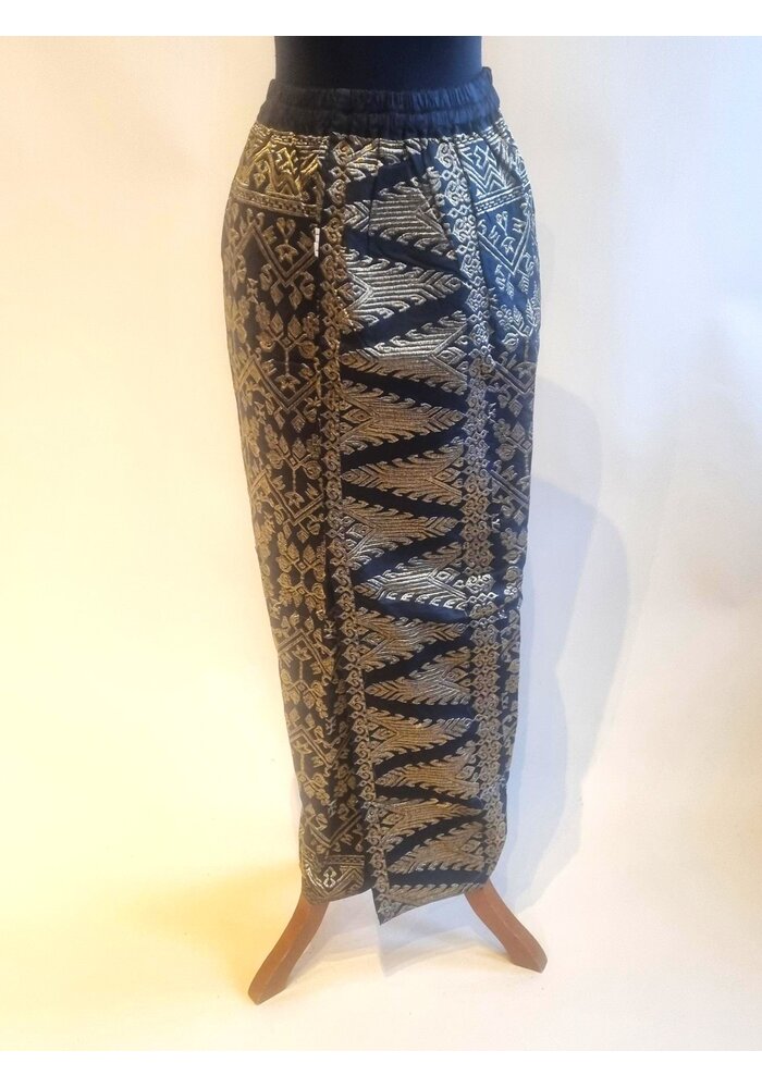 Kebaya bosgroen met bijpassende sarong en selendang