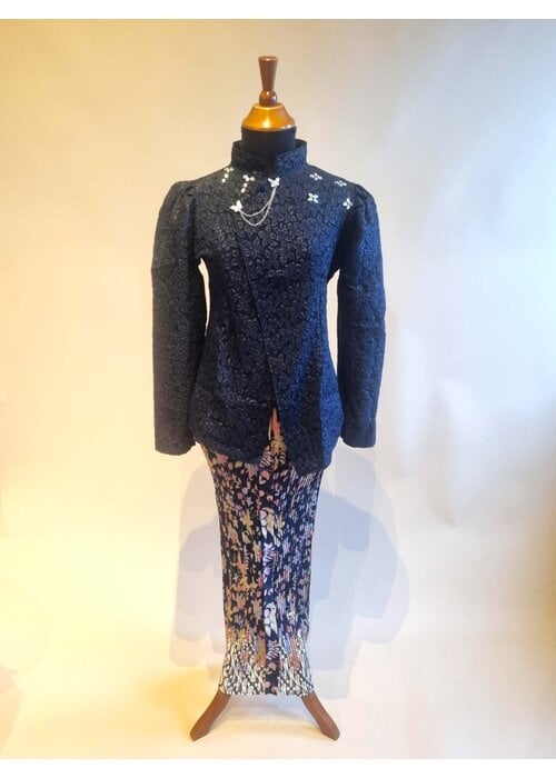 Kebaya janggan navy blue met bijpassende rok plissé
