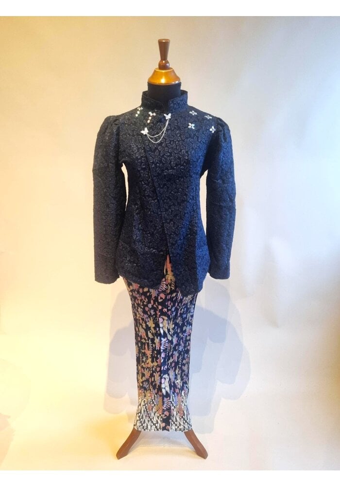 Kebaya janggan navy blue met bijpassende rok plissé
