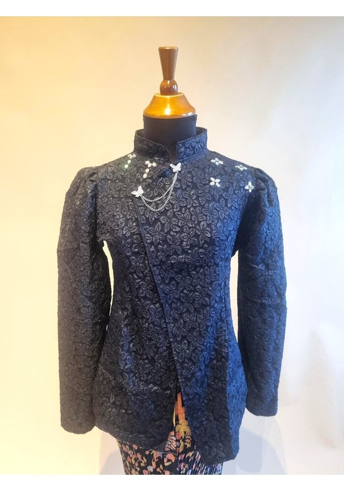 Kebaya janggan navy blue met bijpassende rok plissé