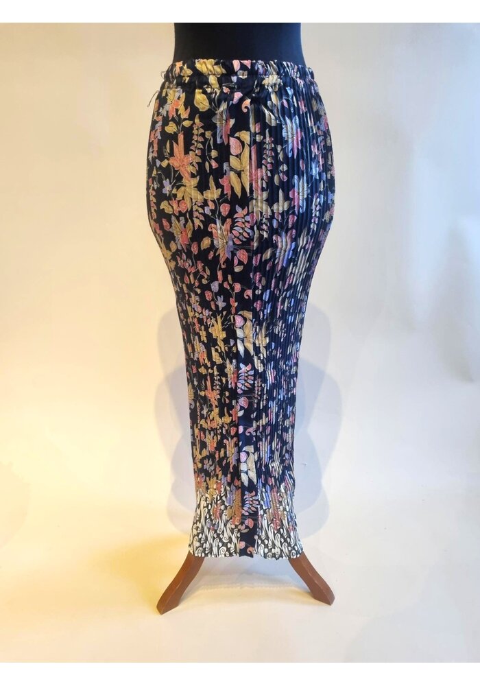 Kebaya janggan navy blue met bijpassende rok plissé